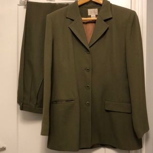 Beautiful Macy’s Field Manor Lined Wool Suit.Sz 12
